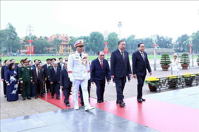 Đoàn Lãnh đạo Đảng, Nhà nước do Tổng Bí thư, Chủ tịch nước Tô Lâm dẫn đầu đến đặt vòng hoa và vào Lăng viếng Chủ tịch Hồ Chí Minh. Ảnh: An Đăng/TTXVN