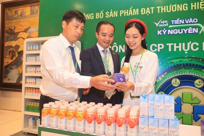 Trong bối cảnh cạnh tranh ngày càng khốc liệt, thương hiệu quốc gia chính là “lá chắn mềm” nhưng có sức mạnh lớn, giúp bảo vệ và nâng tầm giá trị hàng hóa Việt Nam. Ảnh: Cấn Dũng