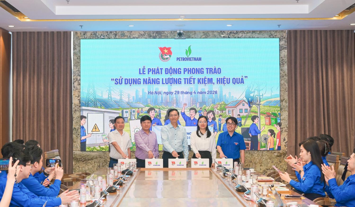 Các đại biểu thực hiện nghi thức bấm nút phát động phong trào.