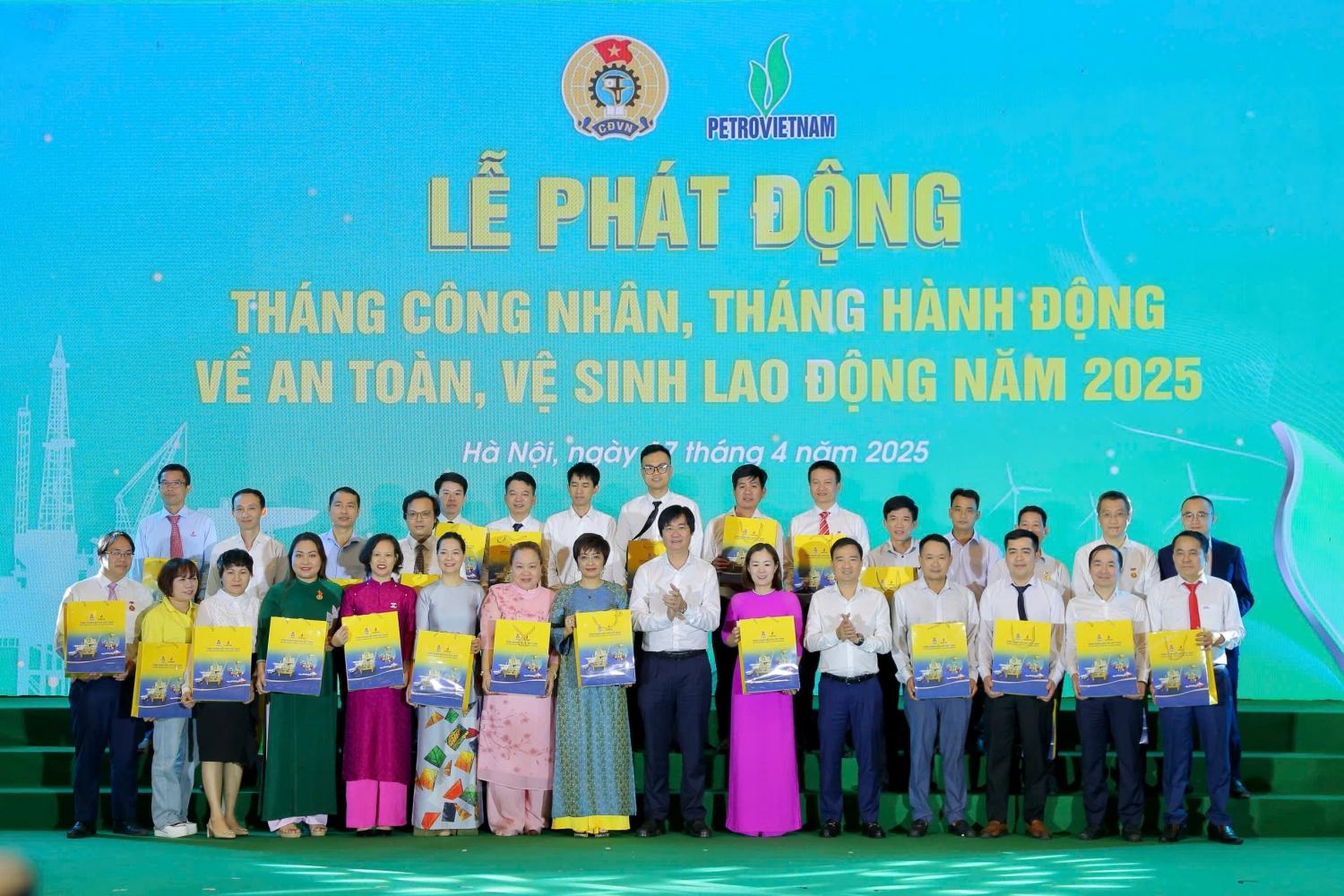 Nêu cao tinh thần trách nhiệm, sáng tạo trong lao động sản xuất và an toàn, vệ sinh lao động