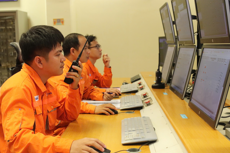 Đội ngũ cán bộ Nhà máy Nhiệt điện Vĩnh Tân 4 tập trung trong từng ca trực