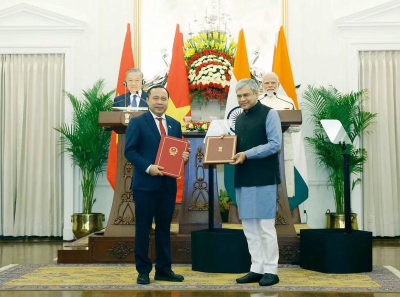 Tổng Bí thư, Chủ tịch nước Tô Lâm và Thủ tướng Cộng hòa Ấn Độ Narendra Modi chứng kiến lễ trao các văn kiện hợp tác giữa 2 nước. Ảnh: TTXVN