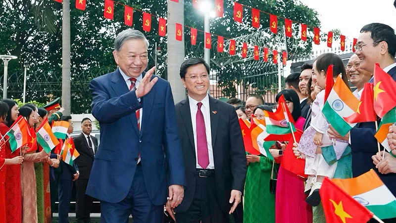 Tổng Bí thư, Chủ tịch nước Tô Lâm gặp gỡ cán bộ, nhân viên Đại sứ quán và cộng đồng người Việt Nam tại Ấn Độ. Ảnh: TTXVN