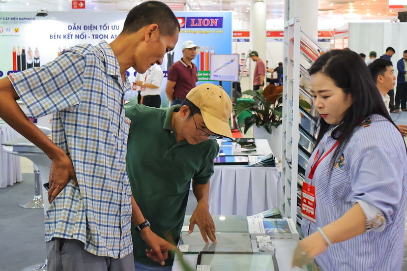 Người dân đặc biệt quan tâm đến các gian hàng vật liệu xây dựng và trang trí nội thất. Ảnh: Diễm Phúc
