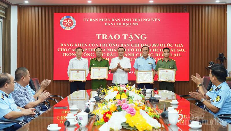 Ông Phạm Văn Thọ, Giám đốc Sở Công Thương tỉnh Thái Nguyên trao bằng khen cho các tập thể có thành tích xuất sắc.