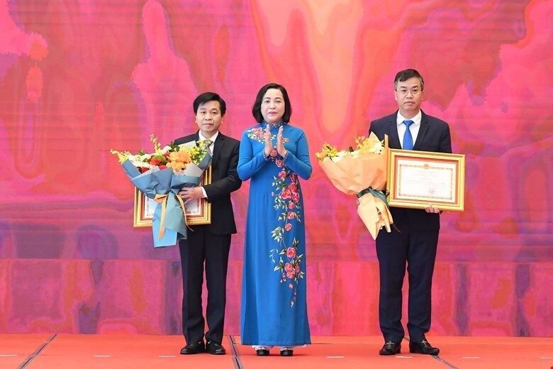 Phó Chủ tịch Quốc hội Nguyễn Thị Thanh trao Bằng khen của Ủy ban Thường vụ Quốc hội tặng các tập thể​. Ảnh: Quochoi.vn