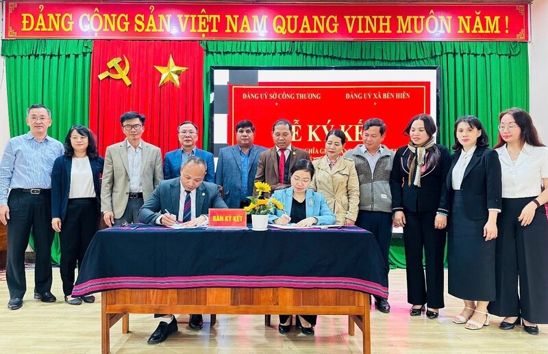 Mô hình kết giữa giữa xã, phường, sở, ngành với các xã miền núi được đánh giá là cách làm sáng tạo, có giá trị thực tiễn cao. Ảnh: Đảng ủy Sở Công Thương Đà Nẵng kết nghĩa với Đảng ủy xã Bến Hiên