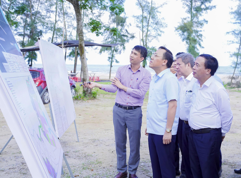 Đại diện nhà đầu tư báo cáo với Thứ trưởng và đoàn công tác về Dự án Nhà máy nhiệt điện LNG Quỳnh Lập. Ảnh: Mai Liễu