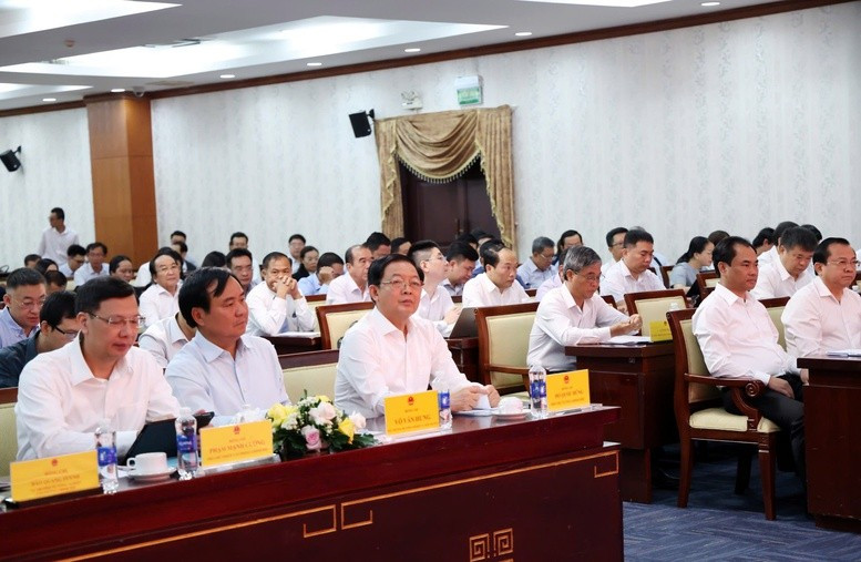 Hội nghị có sự tham dự của Bộ trưởng Bộ Nông nghiệp và Môi trường (NN&MT) Trịnh Việt Hùng; Thứ trưởng Bộ NN&MT Võ Văn Hưng; Phó Chủ nhiệm Văn phòng Chính phủ Phạm Mạnh Cường; đại diện Bộ Tài chính, Bộ Công Thương…, một số tỉnh, thành phố, hiệp hội, doanh nghiệp…