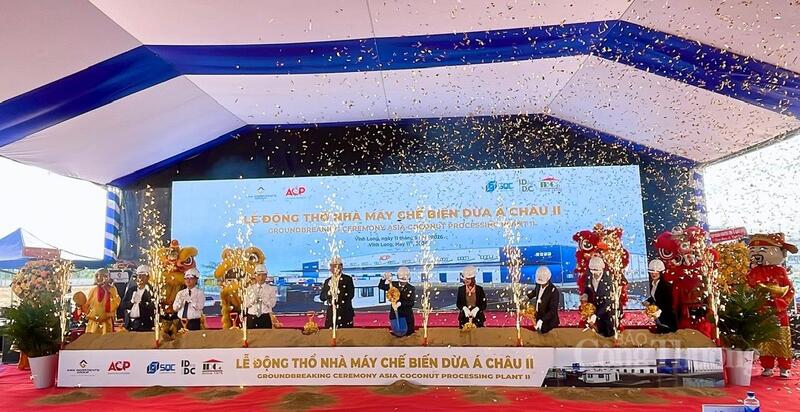 Các đại biểu thực hiện nghi thức động thổ xây dựng Nhà máy chế biến dừa Á Châu II.