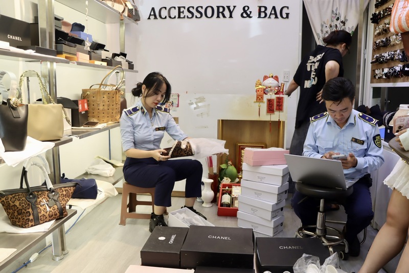 Lực lượng Quản lý thị trường thường xuyên rà soát, kiểm tra đột xuất các cơ sở kinh doanh để phát hiện trường hợp vi phạm. Ảnh: Chi cục QLTT Đà Nẵng