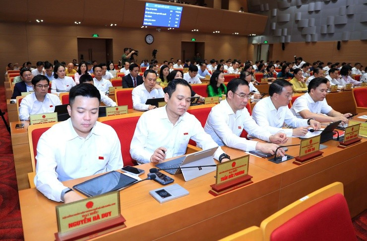 Các đại biểu bấm nút biểu quyết thông qua Nghị quyết
