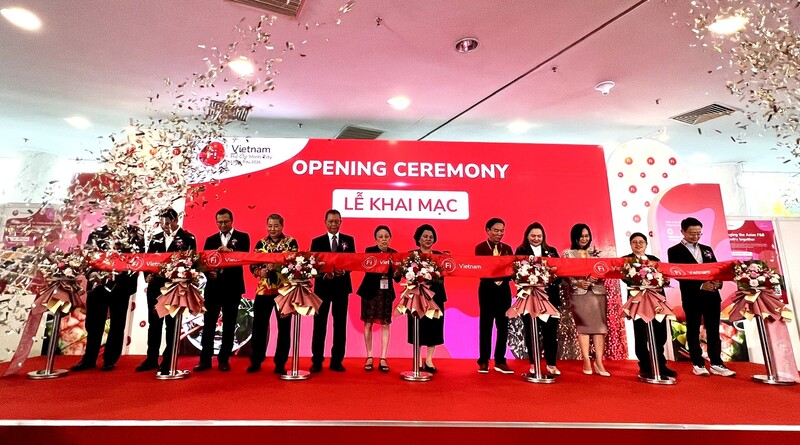 Đại biểu cắt băng khai mạc Triển lãm Fi Vietnam 2026. Ảnh Phương Hoa