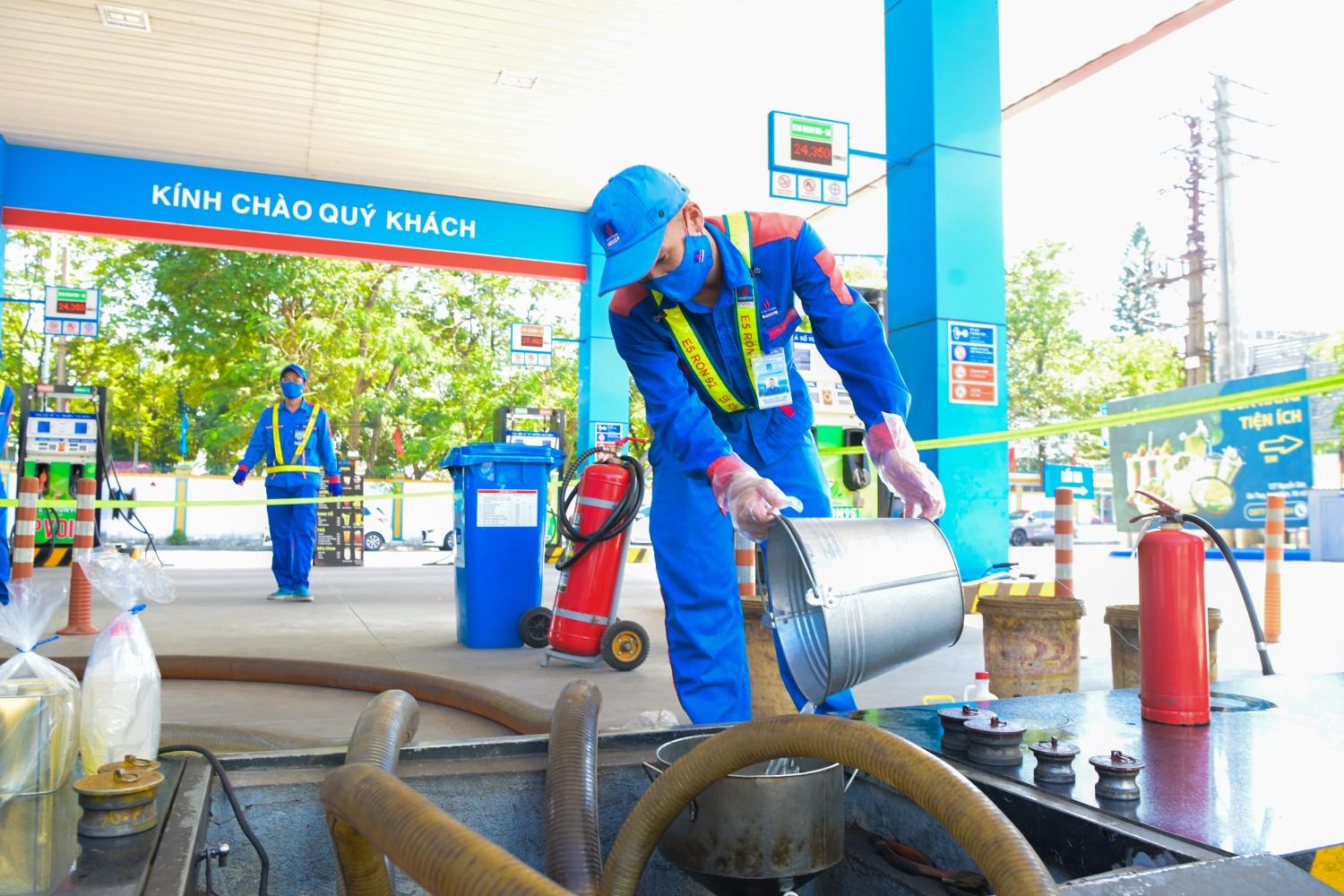 Nhân viên cửa hàng xăng dầu thực hiện công đoạn lấy mẫu và kiểm tra nhiên liệu trong quá trình nhập xăng sinh học E10 vào bể chứa tại hệ thống PVOIL. Nhân viên cửa hàng xăng dầu thực hiện công đoạn lấy mẫu và kiểm tra nhiên liệu trong quá trình nhập xăng sinh học E10 vào bể chứa tại hệ thống PVOIL.