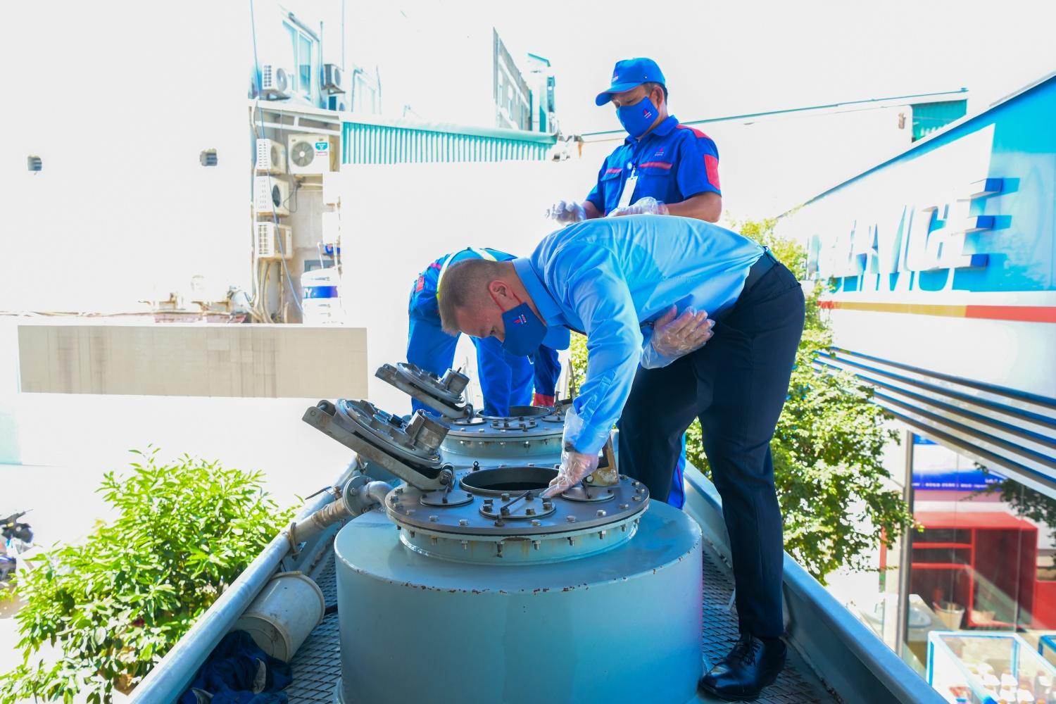 Cận cảnh công tác chuẩn bị cung ứng xăng E10 tại CHXD của PVOIL Cận cảnh công tác chuẩn bị cung ứng xăng E10 tại CHXD của PVOIL
