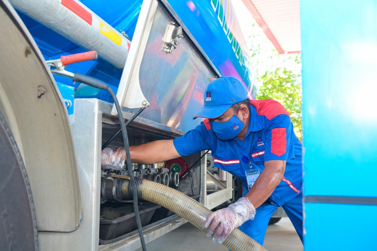 Cận cảnh công tác chuẩn bị cung ứng xăng E10 tại CHXD của PVOIL Cận cảnh công tác chuẩn bị cung ứng xăng E10 tại CHXD của PVOIL
