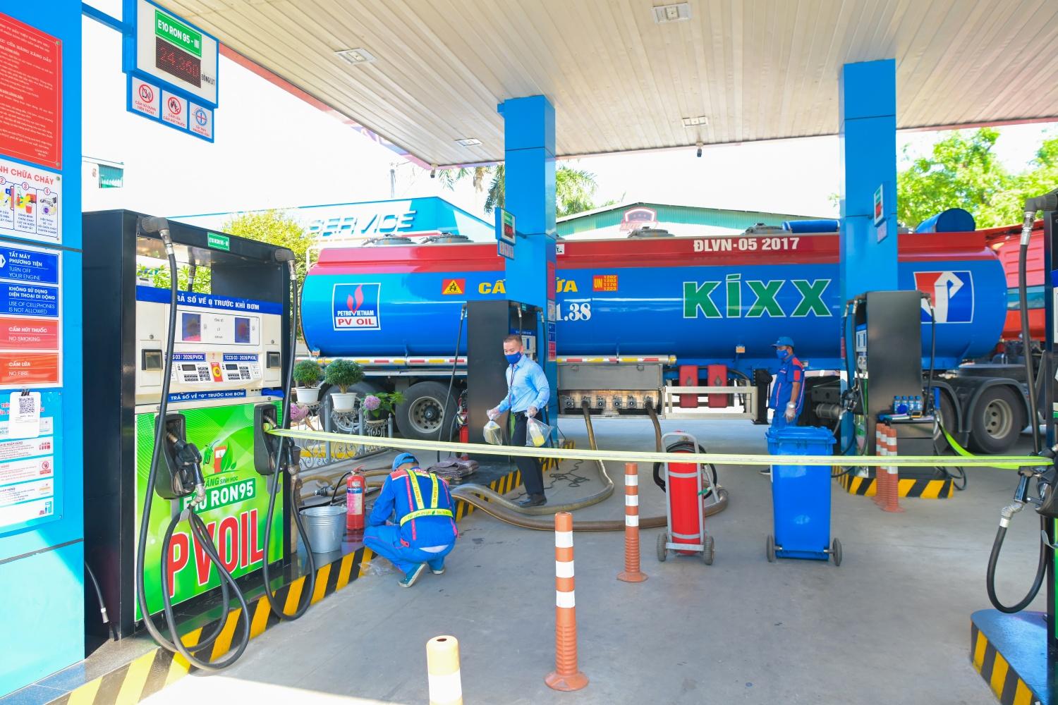 Cận cảnh công tác chuẩn bị cung ứng xăng E10 tại CHXD của PVOIL Cận cảnh công tác chuẩn bị cung ứng xăng E10 tại CHXD của PVOIL