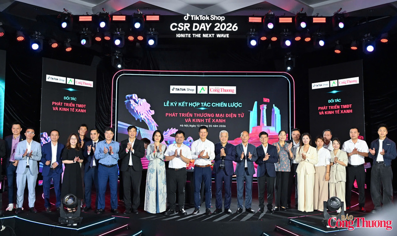 Các đối tác cùng đại diện TikTok Shop tại lễ ký kết hợp tác chiến lược phát triển thương mại điện tử và kinh tế xanh. Ảnh: Nam Nguyễn