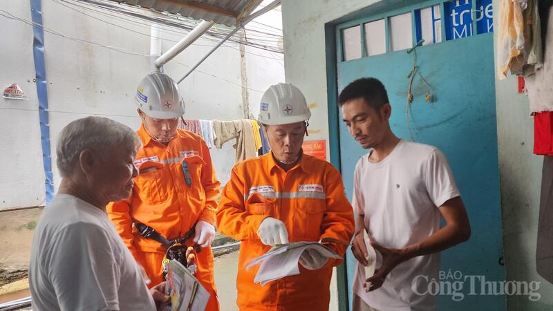 EVNHCMC tích cực tuyên truyền, hướng dẫn chủ nhà trọ thực hiện đúng quy định về giá bán điện cho người thuê nhà.