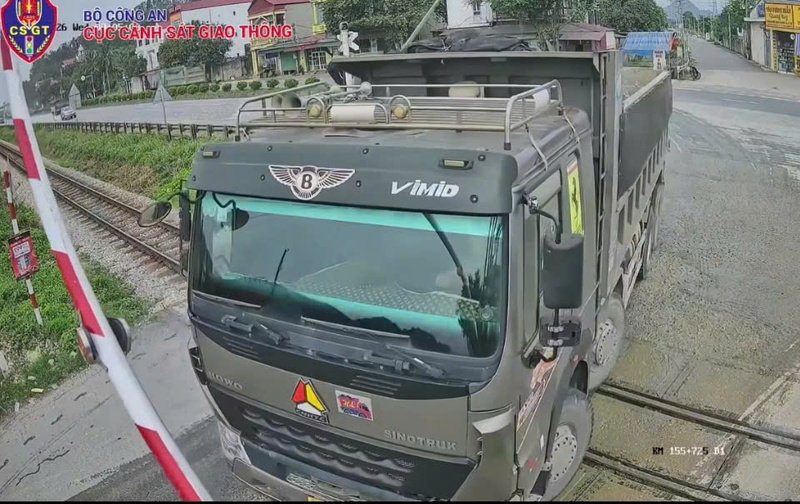 Chiếc ô tô tải cố vượt qua đường sắt khi rào chắn đang hạ. Ảnh: Cục Cảnh sát giao thông