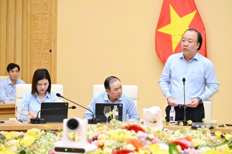 Ông Trần Hữu Linh báo cáo tại buổi làm việc. Ảnh: Cấn Dũng