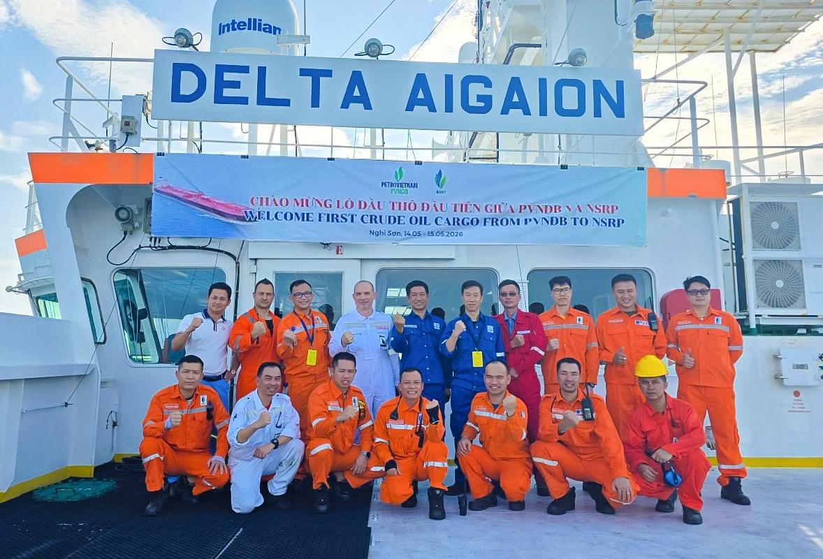 Đại diện PVNDB, NSRP và các đối tác chụp ảnh lưu niệm trên tàu vận chuyển lô dầu thô đầu tiên do PVNDB thu xếp cung cấp cho NSRP Đại diện PVNDB, NSRP và các đối tác chụp ảnh lưu niệm trên tàu vận chuyển lô dầu thô đầu tiên do PVNDB thu xếp cung cấp cho NSRP