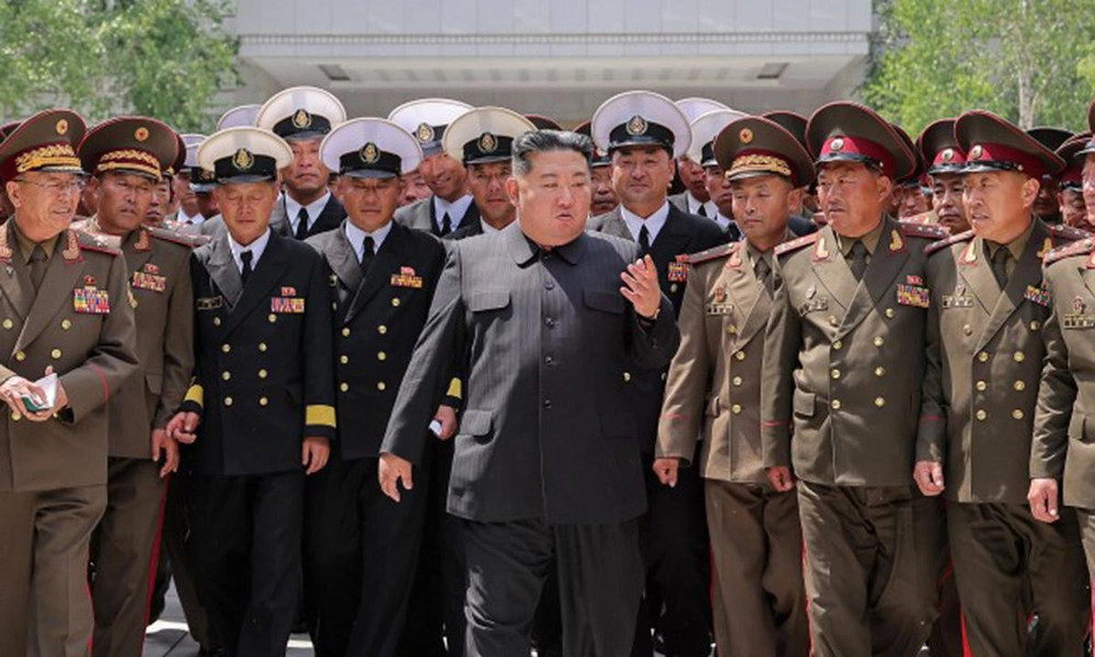 Lãnh đạo Triều Tiên Kim Jong Un trong cuộc gặp các chỉ huy quân đội hôm 17/5. Ảnh: KCNA kim-jong-un-1779064689-3592-1779065445png.jpg