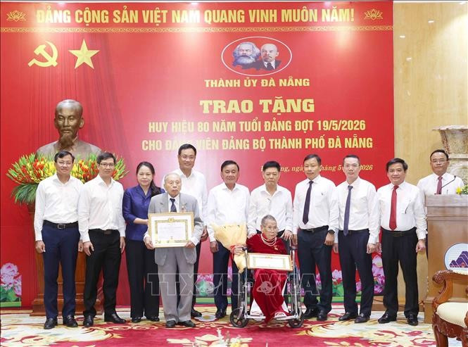 Thường trực Ban Bí thư Trần Cẩm Tú trao Huy hiệu 80 năm tuổi Đảng cho các đảng viên cao tuổi thành phố Đà Nẵng. Ảnh: TTXVN. Thường trực Ban Bí thư Trần Cẩm Tú trao Huy hiệu 80 năm tuổi Đảng cho các đảng viên cao tuổi thành phố Đà Nẵng. Ảnh: TTXVN.
