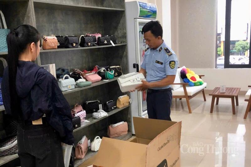 Lực lượng quản lý thị trường Đà Nẵng đang tiếp tục triển khai đợt cao điểm đấu tranh, xử lý hành vi xâm phạm quyền sở hữu trí tuệ theo Công điện 38 của Thủ tướng Chính phủ