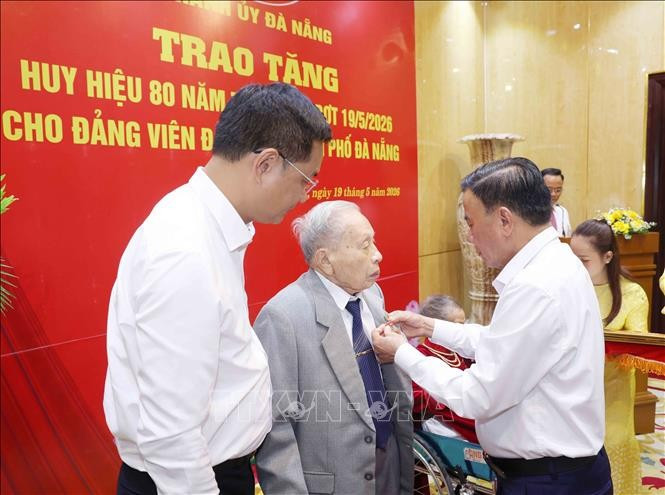 Thường trực Ban Bí thư Trần Cẩm Tú trao Huy hiệu 80 năm tuổi Đảng tặng đồng chí Trần Thanh Dân, phường Hải Châu, thành phố Đà Nẵng. Ảnh: TTXVN. Thường trực Ban Bí thư Trần Cẩm Tú trao Huy hiệu 80 năm tuổi Đảng tặng đồng chí Trần Thanh Dân, phường Hải Châu, thành phố Đà Nẵng. Ảnh: TTXVN.