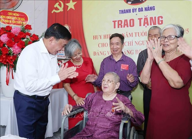 Thường trực Ban Bí thư Trần Cẩm Tú trao Huy hiệu 80 năm tuổi Đảng cho đồng chí Nguyễn Thị Khá, phường An Hải, thành phố Đà Nẵng. Ảnh: TTXVN. Thường trực Ban Bí thư Trần Cẩm Tú trao Huy hiệu 80 năm tuổi Đảng cho đồng chí Nguyễn Thị Khá, phường An Hải, thành phố Đà Nẵng. Ảnh: TTXVN.