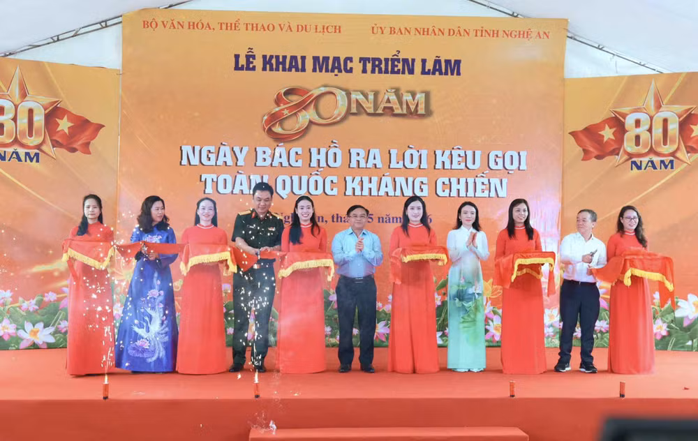Các đại biểu cắt băng khai mạc triển lãm. Ảnh: Võ Khánh anh-man-hinh-2026-05-19-luc-152830.png