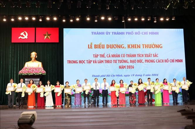 Bí thư Thành ủy TP Hồ Chí Minh Trần Lưu Quang trao Bằng khen của Chủ tịch UBND Thành phố cho các cá nhân có thành tích tiêu biểu, xuất sắc. Ảnh: TTXVN. 10-8304.jpg