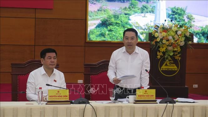 Chủ tịch UBND tỉnh Lào Cai Nguyễn Tuấn Anh báo cáo một số nội dung tại buổi làm việc. Chủ tịch UBND tỉnh Lào Cai Nguyễn Tuấn Anh báo cáo một số nội dung tại buổi làm việc.