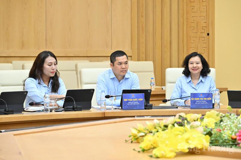 Cán bộ Cục Xuất nhập khẩu tham gia buổi làm việc với Bộ trưởng Bộ Công Thương. Ảnh: Cấn Dũng