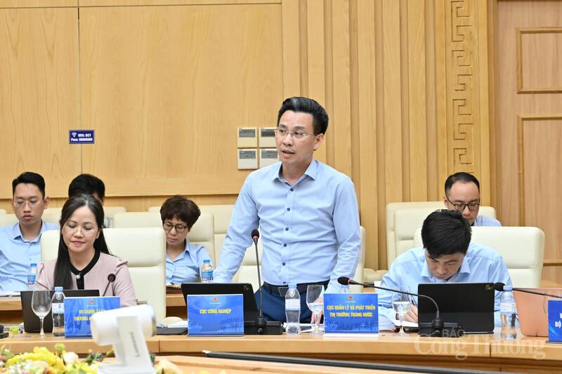 Ông Quách Quang Đông - Phó Cục trưởng Cục Công nghiệp góp ý giải pháp nâng cao hiệu quả công tác xuất khẩu. Ảnh: Cấn Dũng
