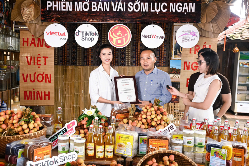 Theo Sở Công Thương, bên cạnh các kênh truyền thống, tỉnh đang tăng cường tổ chức các hoạt động xúc tiến thương mại số, livestream bán hàng trực tuyến gắn với sự tham gia của các KOL, KOC. Đặc biệt, tỉnh đã thành lập và duy trì hoạt động Câu lạc bộ KOL/KOC tỉnh Bắc Ninh nhằm hỗ trợ quảng bá, kết nối tiêu thụ nông sản, sản phẩm OCOP và sản phẩm thủ công mỹ nghệ của địa phương. Ảnh: Đ.N
