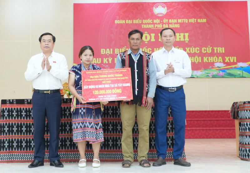 Trao hỗ trợ xây dựng 02 căn nhà Đại đoàn kết tại xã Tây Giang (TP. Đà Nẵng). Ảnh: Bình An