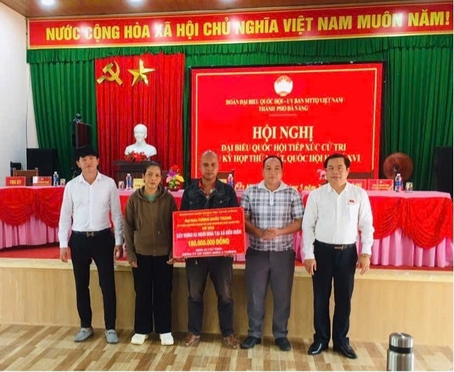 Trao hỗ trợ 03 căn nhà tại xã Bến Hiên, ông Vương Quốc Thắng, Ủy viên chuyên trách Ủy ban Khoa học, công nghệ và môi trường của Quốc hội (ngoài cùng bên phải), ông Võ Trà Dũng, Thành viên Hội đồng quản trị AVC (ngoài cùng bên trái). Ảnh: Bình An