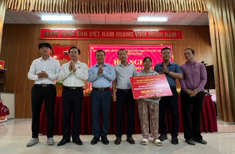 Trao hỗ trợ 05 căn nhà tại các xã: Thượng Đức, Hà Nha, Đại Lộc, Vu Gia, Phú Thuận, ông Vương Quốc Thắng, Ủy viên chuyên trách Ủy ban Khoa học, công nghệ và môi trường của Quốc hội (thứ 2 từ trái sáng), ông Võ Trà Dũng, Thành viên Hội đồng quản trị AVC (ngoài cùng bên trái). Ảnh: Bình An