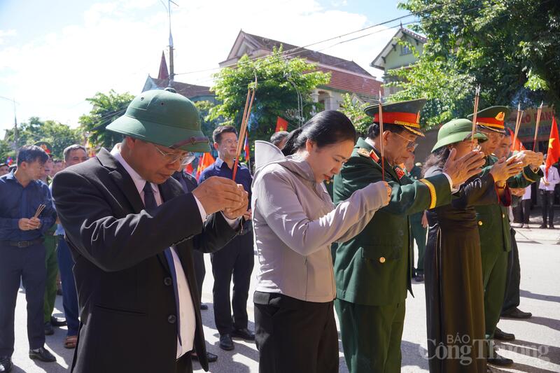 Người dân, chính quyền địa phương xúc động đón hài cốt các liệt sỹ về nước.