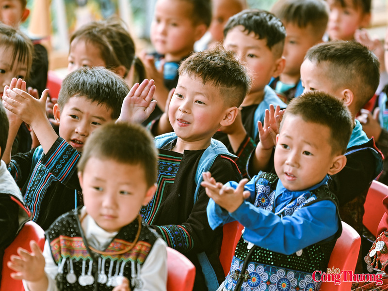 Niềm vui đã đến với thầy cô, phụ huynh và các em nhỏ khi công trình mới tại điểm trường chính thức được khánh thành.