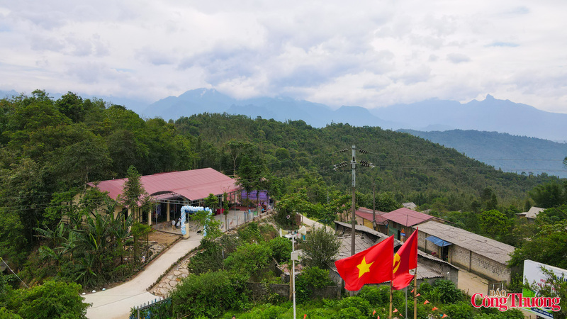 Cùng trong tháng 5, điểm trường Tả Lèng 1 - Trường Mầm non Pa Cheo, xã Bản Xèo, tỉnh Lào Cai chính thức được khánh thành sau quá trình xây dựng với sự đồng hành của UNIQLO và Quỹ Hy vọng. Công trình gồm 3 phòng học mới, khu vệ sinh khép kín, bếp ăn, phòng công vụ giáo viên cùng sân bê tông và hàng rào bao quanh.