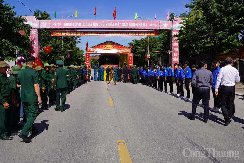 Dọc tuyến đường di chuyển, người dân xếp thành hàng dài thành kính đón hài cốt các liệt sỹ trở về.