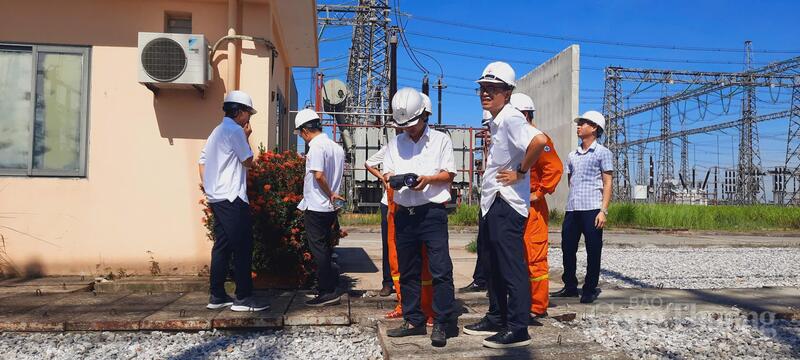 Lực lượng truyền tải điện tăng cường kiểm tra hành lang tuyến và các vị trí xung yếu nhằm bảo đảm vận hành an toàn hệ thống điện mùa nắng nóng.