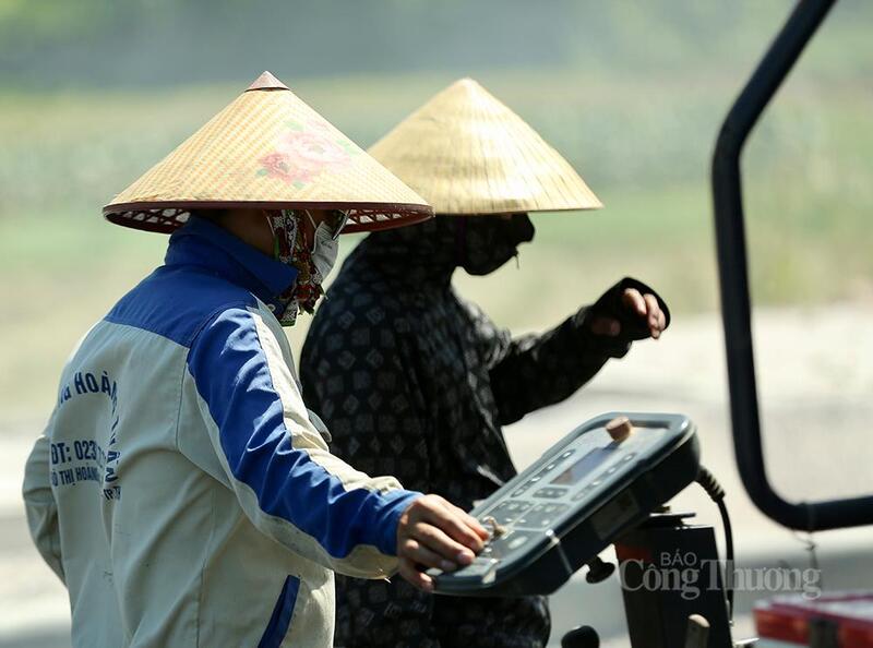 Theo anh Duy, công việc thi công nhựa đường không thể kéo dài quá lâu trong ngày bởi vật liệu cần được xử lý đúng thời điểm để bảo đảm chất lượng mặt đường. Vì vậy, dù nắng nóng đến đâu, tổ công nhân vẫn phải làm việc liên tục nhiều giờ ngoài trời. “Có hôm về đến nhà, người mệt rã rời, da bỏng rát vì nắng. Nhưng nếu nghỉ thì công trình chậm tiến độ, anh em lại động viên nhau cố gắng”, anh chia sẻ thêm.