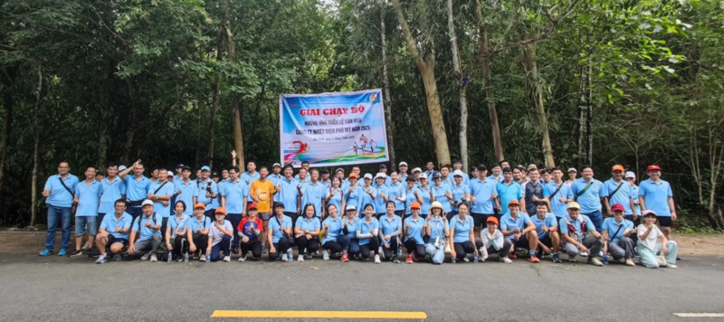 Tập thể người lao động tham gia giải chạy bộ truyền thống năm 2025.