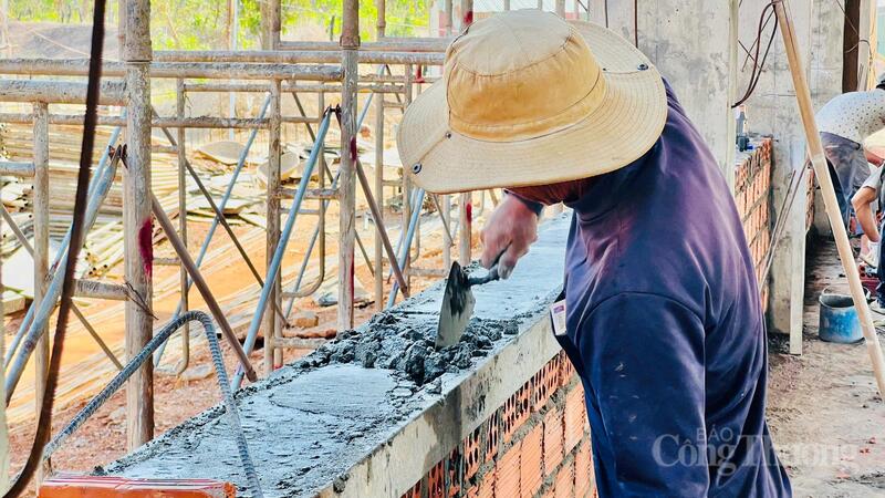 Chia sẻ với phóng viên, ông Nguyễn Thanh Sơn, Giám đốc Công ty TNHH MTV Xuân Lộc, đại diện liên danh nhà thầu tại điểm trường Ia Mơ cho biết, khó khăn lớn nhất hiện nay là thiếu hụt lao động. “Riêng phần xây dựng thô, công trường còn thiếu gần 80 công nhân. Khi bước vào giai đoạn hoàn thiện cao điểm, mỗi ngày có thể cần tới khoảng 500 lao động mới đáp ứng được yêu cầu tiến độ”, ông Sơn chia sẻ.