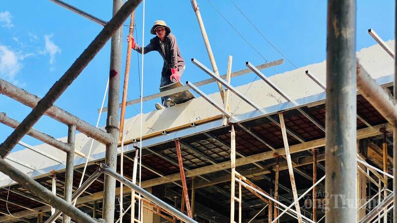 Không khí “chạy đua với thời gian” hiện rõ trên từng khuôn mặt sạm nắng của đội ngũ thi công. Ai cũng hiểu, phía sau những khối bê tông đang dần thành hình là kỳ vọng về những mái trường khang trang dành cho hàng nghìn học sinh vùng biên.