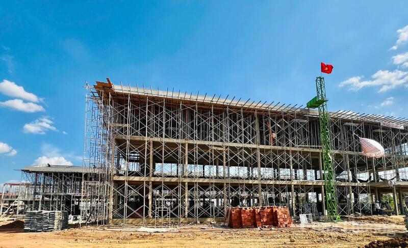 Dự án xây dựng 7 trường Phổ thông Nội trú liên cấp Tiểu học - THCS tại các xã Ia Mơ, Ia Púch, Ia Pnôn, Ia Nan, Ia Dom, Ia Chía và Ia O được xem là một trong những công trình giáo dục - an sinh xã hội quy mô lớn nhất Gia Lai giai đoạn 2025-2026. Với tổng mức đầu tư hơn 1.500 tỷ đồng, dự án gồm 212 lớp học, dự kiến phục vụ hơn 7.100 học sinh khu vực biên giới.